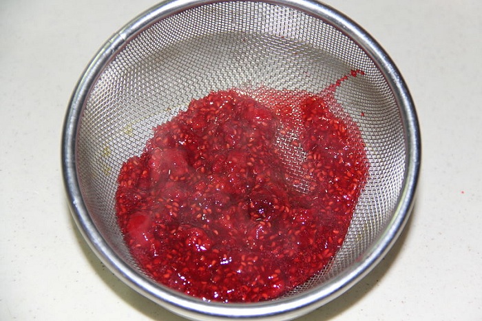 Making_rasberry_sauce_2