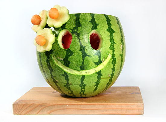 550px-Carve-a-Smile-on-a-Watermelon-Step-6