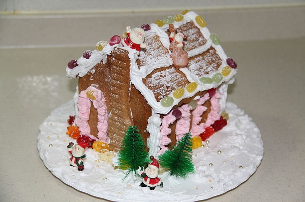800px-Making_Gingerbread_House_3